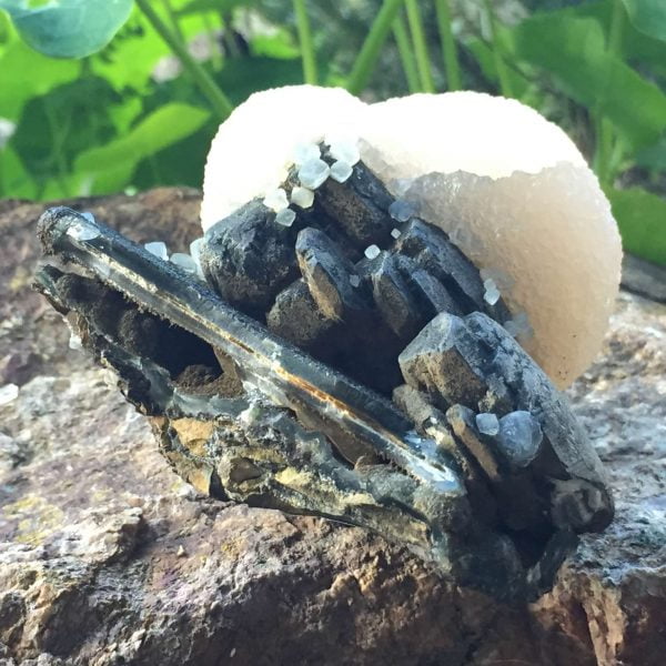 Calcite on black agate - Image 3