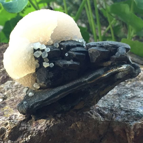 Calcite on black agate - Image 4