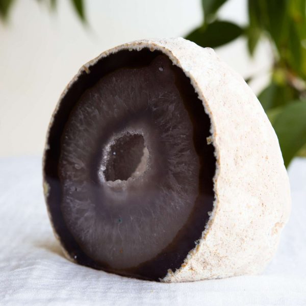 Agate cut base half geode - Image 2