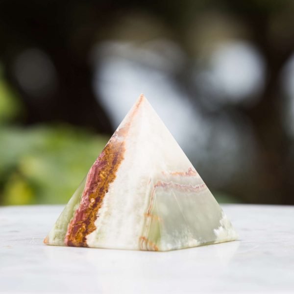 Banded calcite pyramid - Image 2
