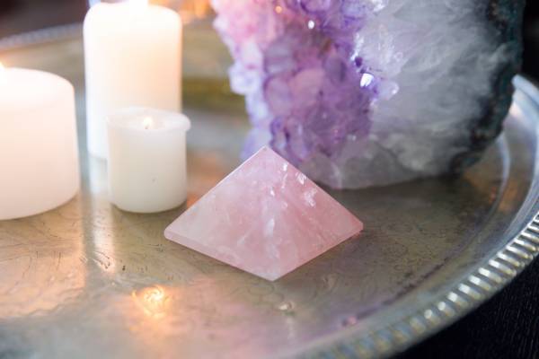 Rose quartz pyramid - Image 5