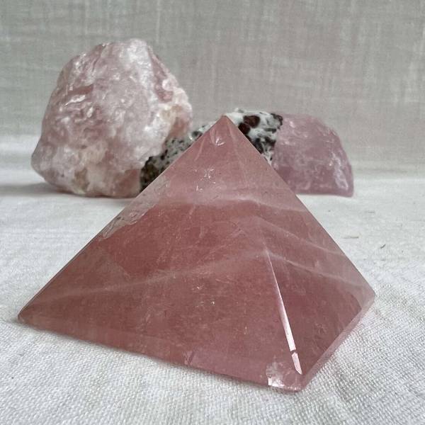 Rose quartz pyramid - Image 2
