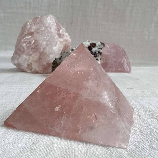 Rose quartz pyramid - Image 3