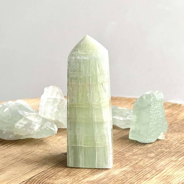 Pistachio calcite obelisk - Image 5