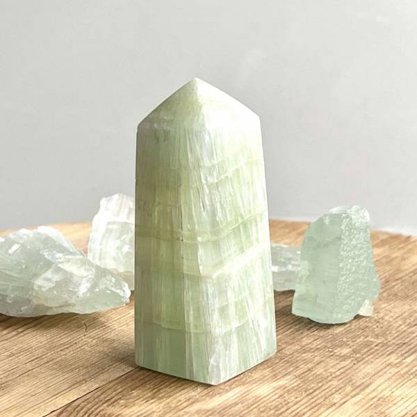 Pistachio calcite obelisk - Image 4