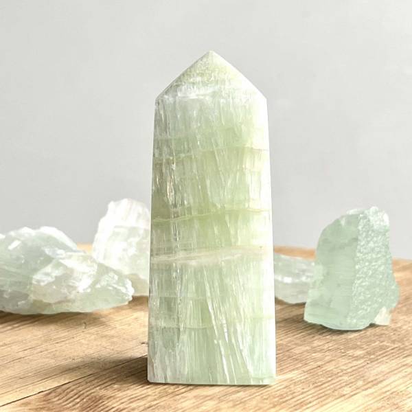 Pistachio calcite obelisk - Image 3