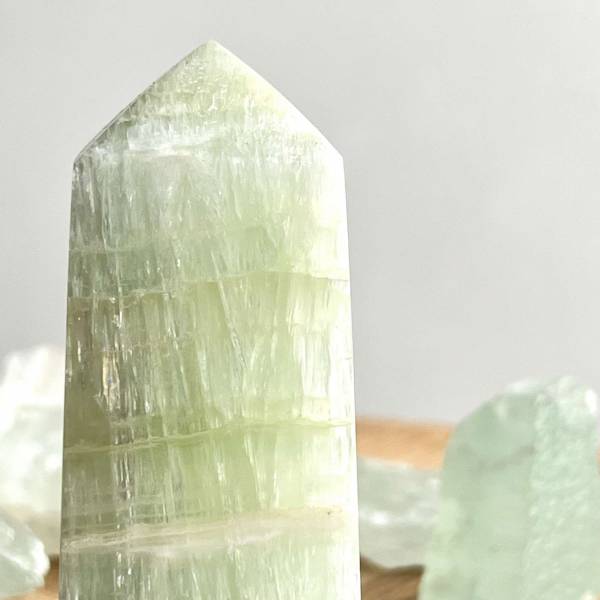 Pistachio calcite obelisk - Image 2