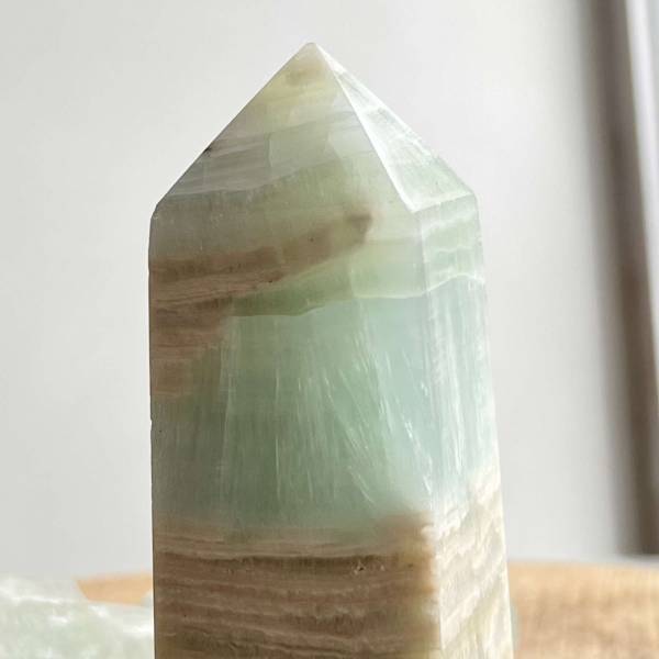 Caribbean calcite obelisk - Image 2