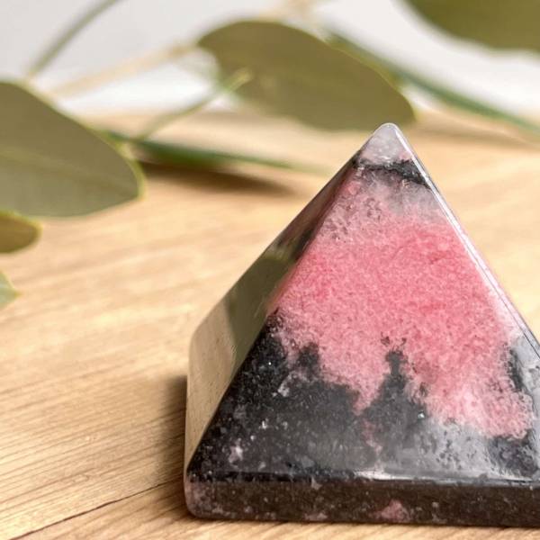 Rhodonite pyramid - Image 2