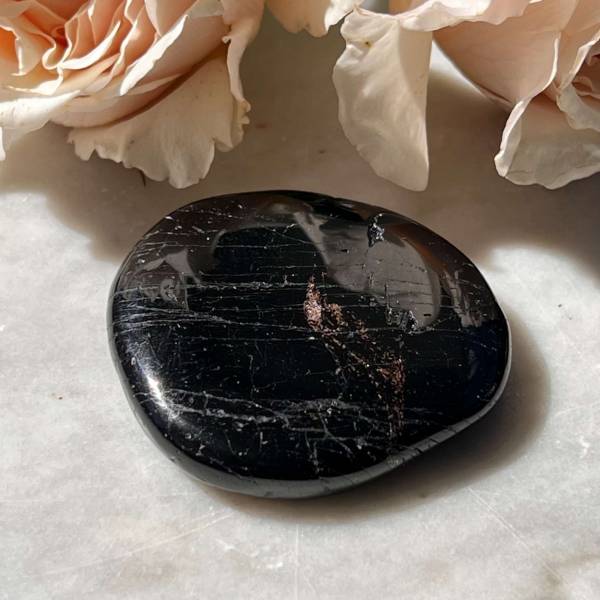 Black tourmaline palmstone - Image 3