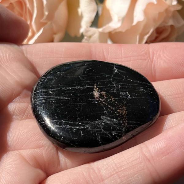 Black tourmaline palmstone - Image 2