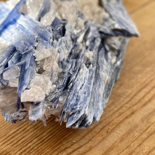 Blue kyanite in quartz - Image 8