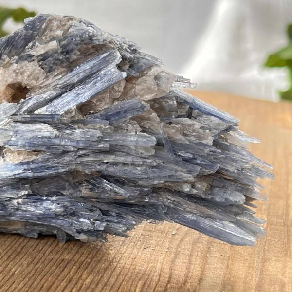 Blue kyanite in quartz - Image 4