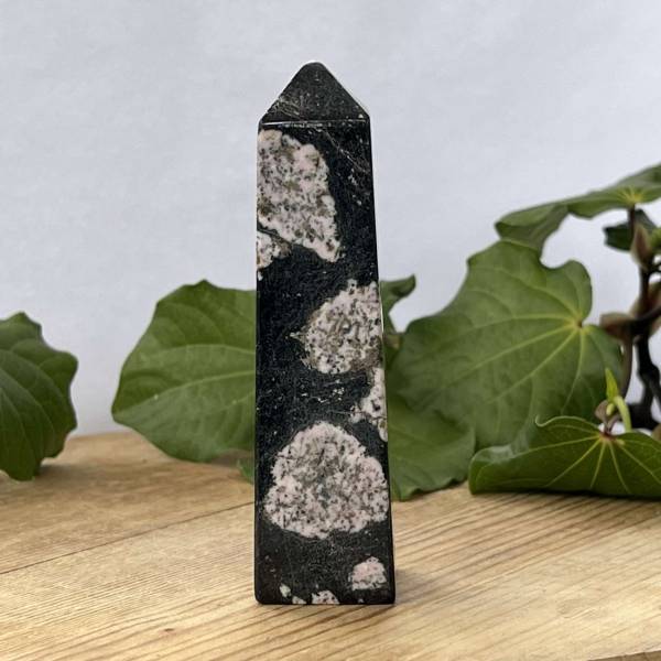 Luxullianite obelisk - Image 5