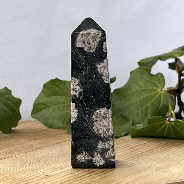 Luxullianite obelisk - Image 4