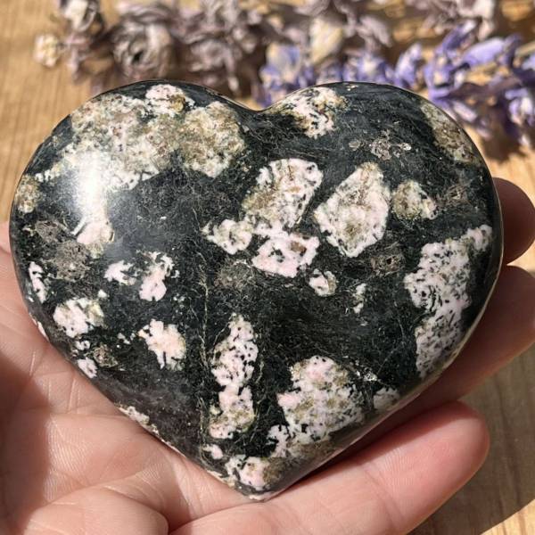Luxullianite heart - Image 4