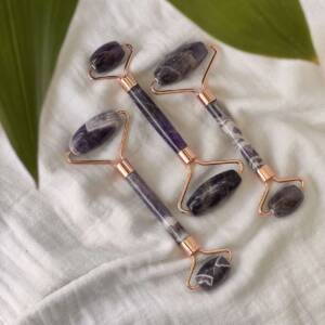 Amethyst massage roller with some white chevrons set with 'rose gold'