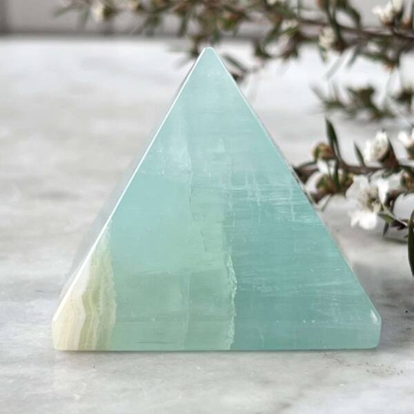 Pistachio calcite pyramid - Image 3