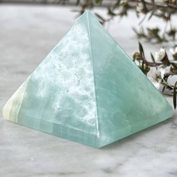 Pistachio calcite pyramid - Image 4