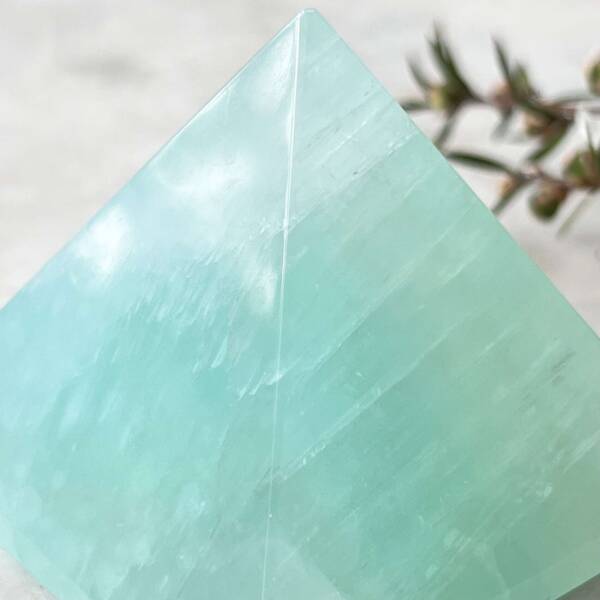 Pistachio calcite pyramid - Image 2
