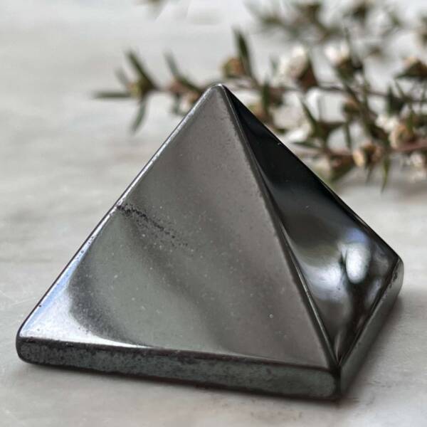 Hematite pyramid - Image 2
