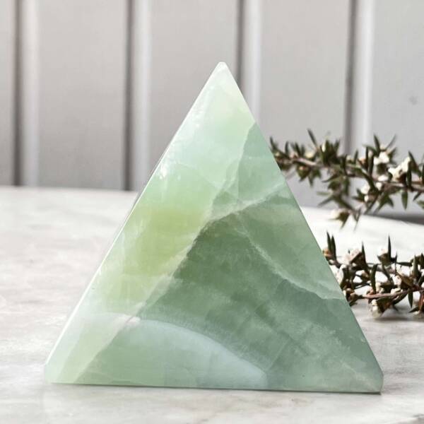 Pistachio calcite pyramid - Image 2