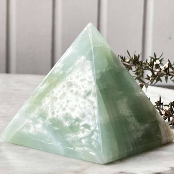 Pistachio calcite pyramid - Image 3