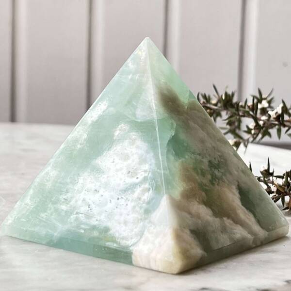 Pistachio calcite pyramid - Image 5