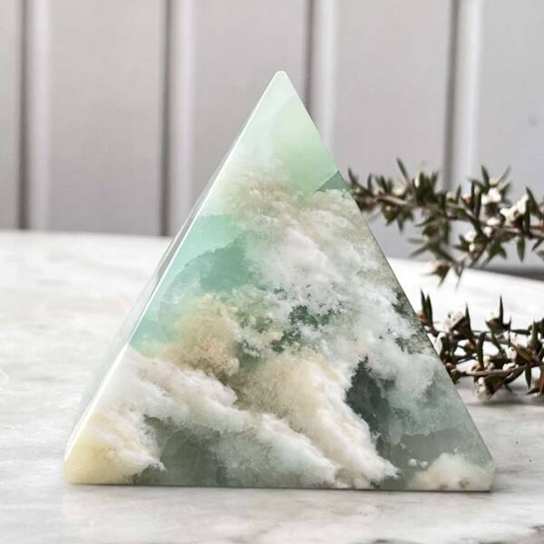 Pistachio calcite pyramid - Image 6