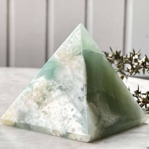 Pistachio calcite pyramid - Image 7