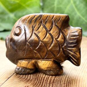 golden tiger eye fish carved with scales dan a curved tail