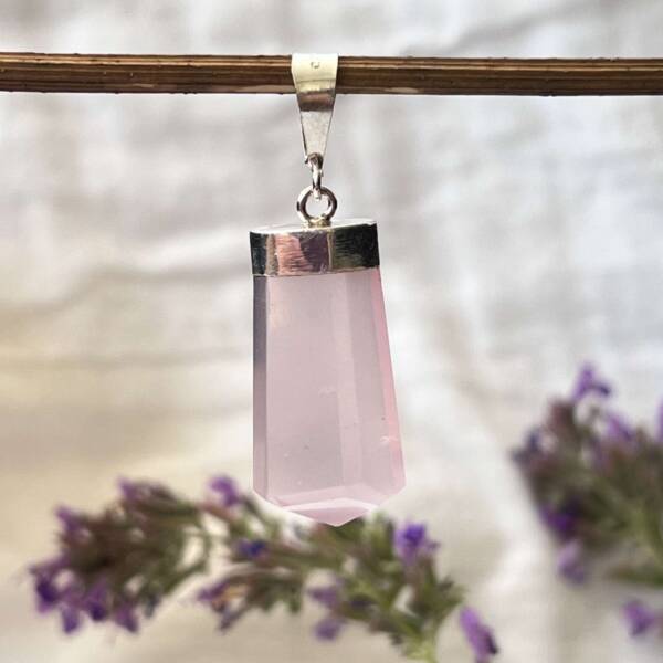 rose quartz pendant set in silver plate