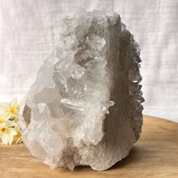 a quartz cluster with points both internally and externalyl and a coarse curved bedrock with micro points