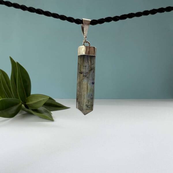 labradorite pendant with silver setting and flashy labradorescence