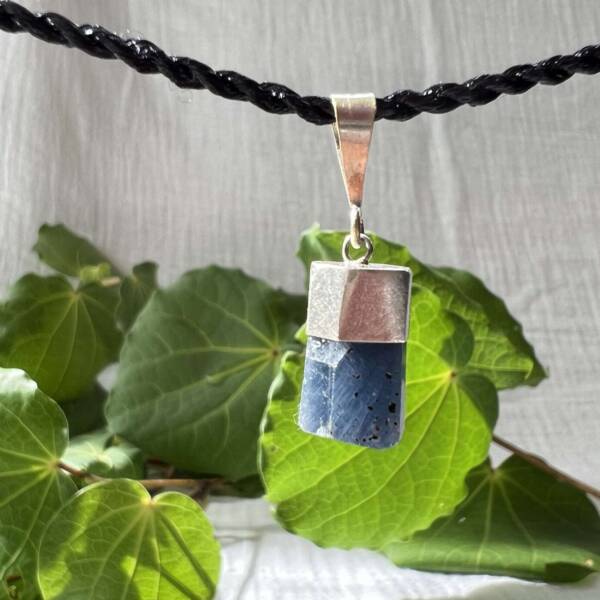 blue sapphire pendant