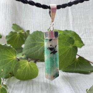 emerald pendant Be3Al2Si6O18 green crystal necklace heart chakra anahata