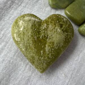 serpentine heart natural bright green mineral crystals online Himalayan serpentine