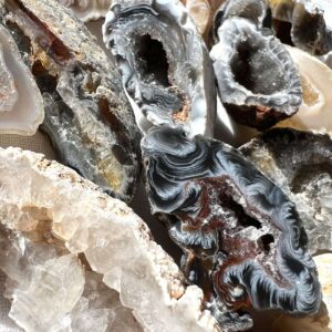 part polished natural quartz geodes