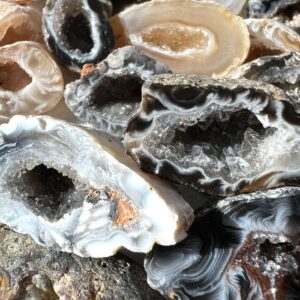 part polished natural quartz geodes