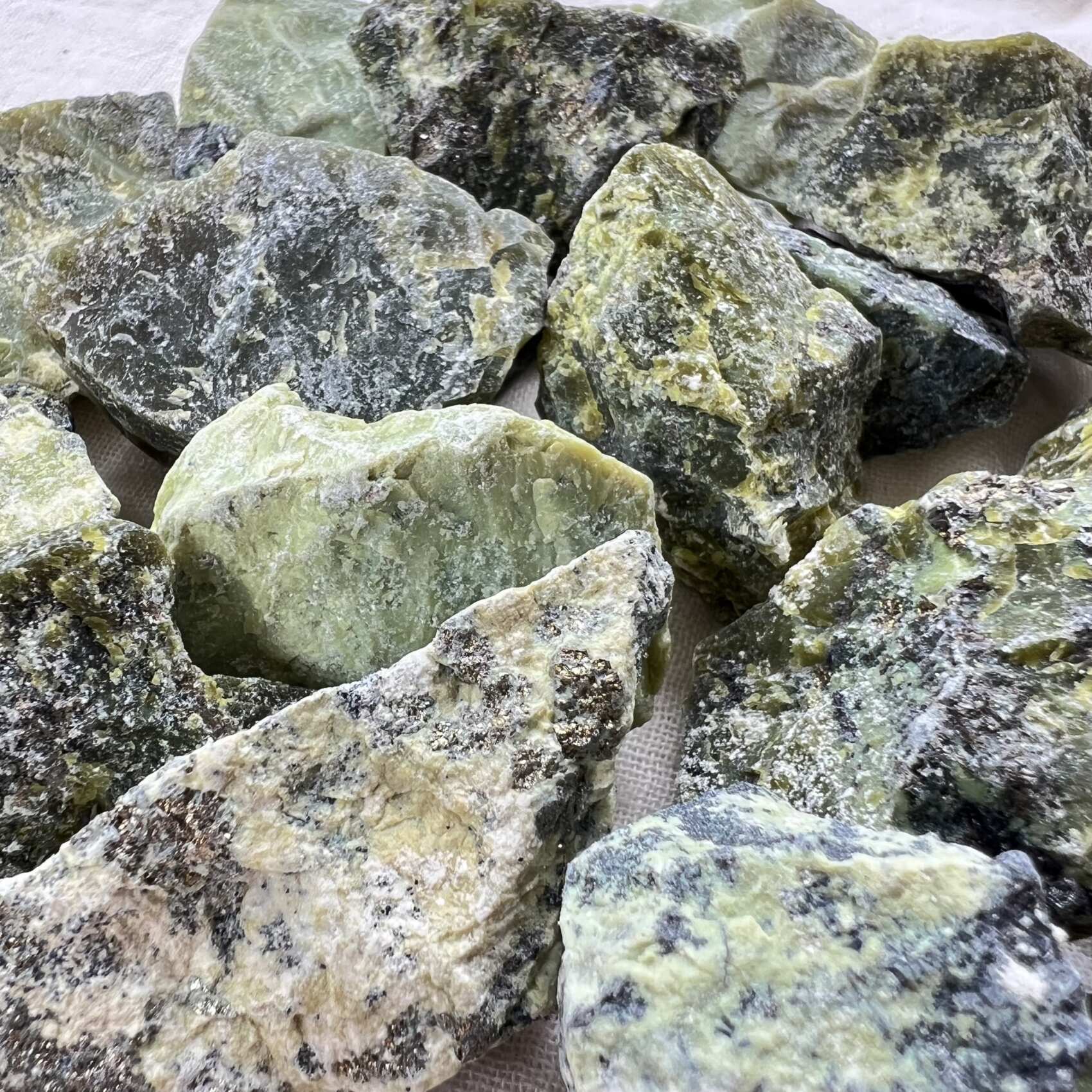 natural serpentine mineral rough rock meditation stone anahata heart chakra (Mg,Fe,Ni, Mn,Zn)2-3(Si,Al,Fe)2O5(OH)4