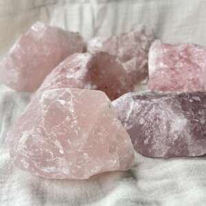 rose quartz natural crystal rocks SiO2 pink crystal love stone friendship stone anahata chakra