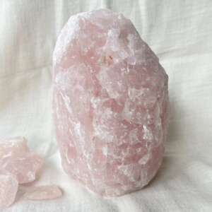 natural rose quartz pink crystal natural crystal rocks SiO2 love stone friendship stone anahata chakra