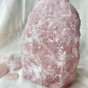 natural rose quartz pink crystal natural crystal rocks SiO2 love stone friendship stone anahata chakra