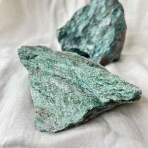 natural fuchsite chromium rich phyllosilicate K(Al,Cr)2(AlSi3O10)(OH)2 healing green crystal heart chakra anahata