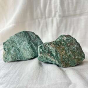 natural fuchsite chromium rich phyllosilicate K(Al,Cr)2(AlSi3O10)(OH)2 healing green crystal heart chakra anahata