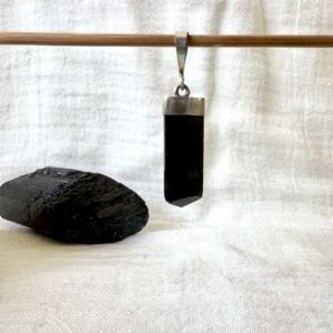 black tourmaline pendant natural black crystal necklace muladhara root chakra (Na,Ca)(Mg,Li,Al,Fe2+)3Al6 (BO3)3Si6O18(OH)4 crystal jewellery new zealand online crystal healing shop